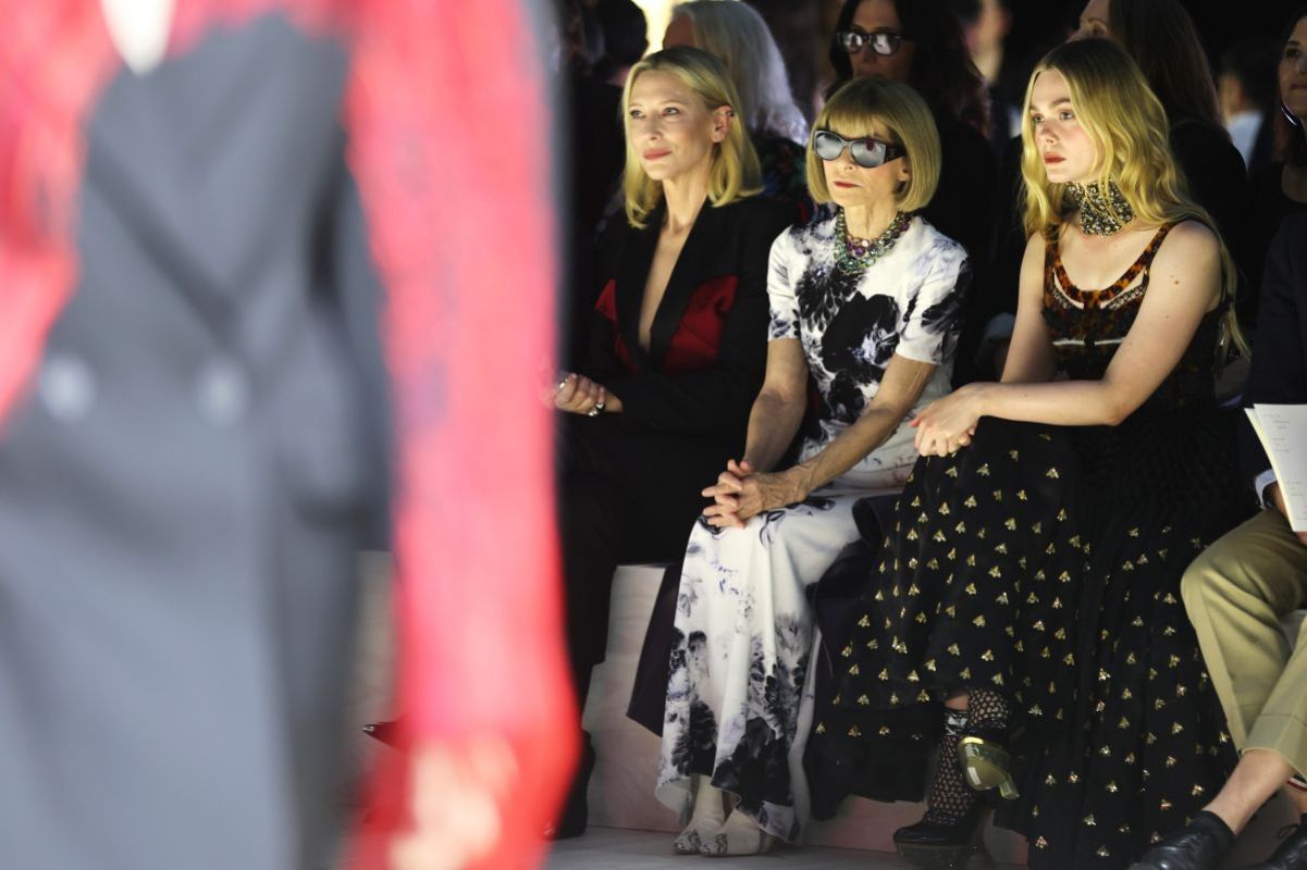 Foto com cor. Anna Wintour ao lado de Elle Fanning em desfile - Metrópoles