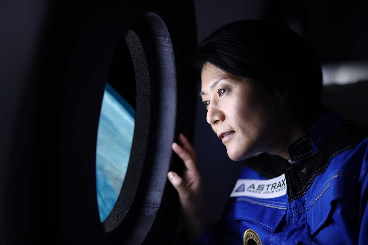Imagem colorida de astronauta a bordo de nave - Metrópoles 