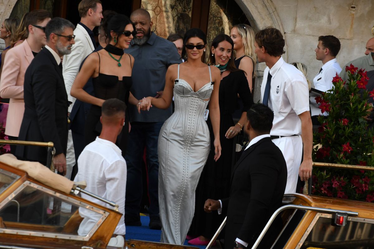 Foto com cor. Kylie Jenner em Veneza, na Itália - Metrópoles