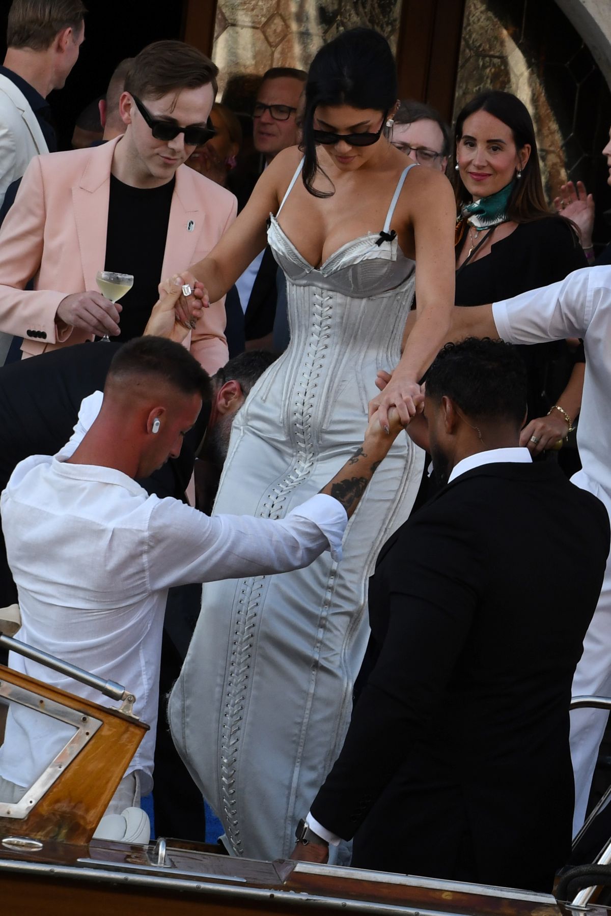 Foto com cor. Kylie Jenner comparece ao casamento de Jeff Bezos em Veneza, na Itália - Metrópoles