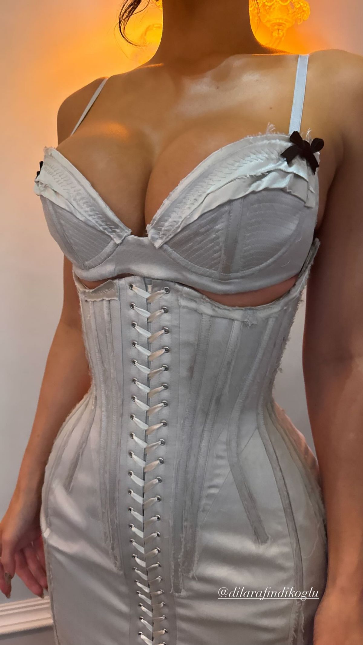 Foto com cor. Vestido de Kylie Jenner - Metrópoles