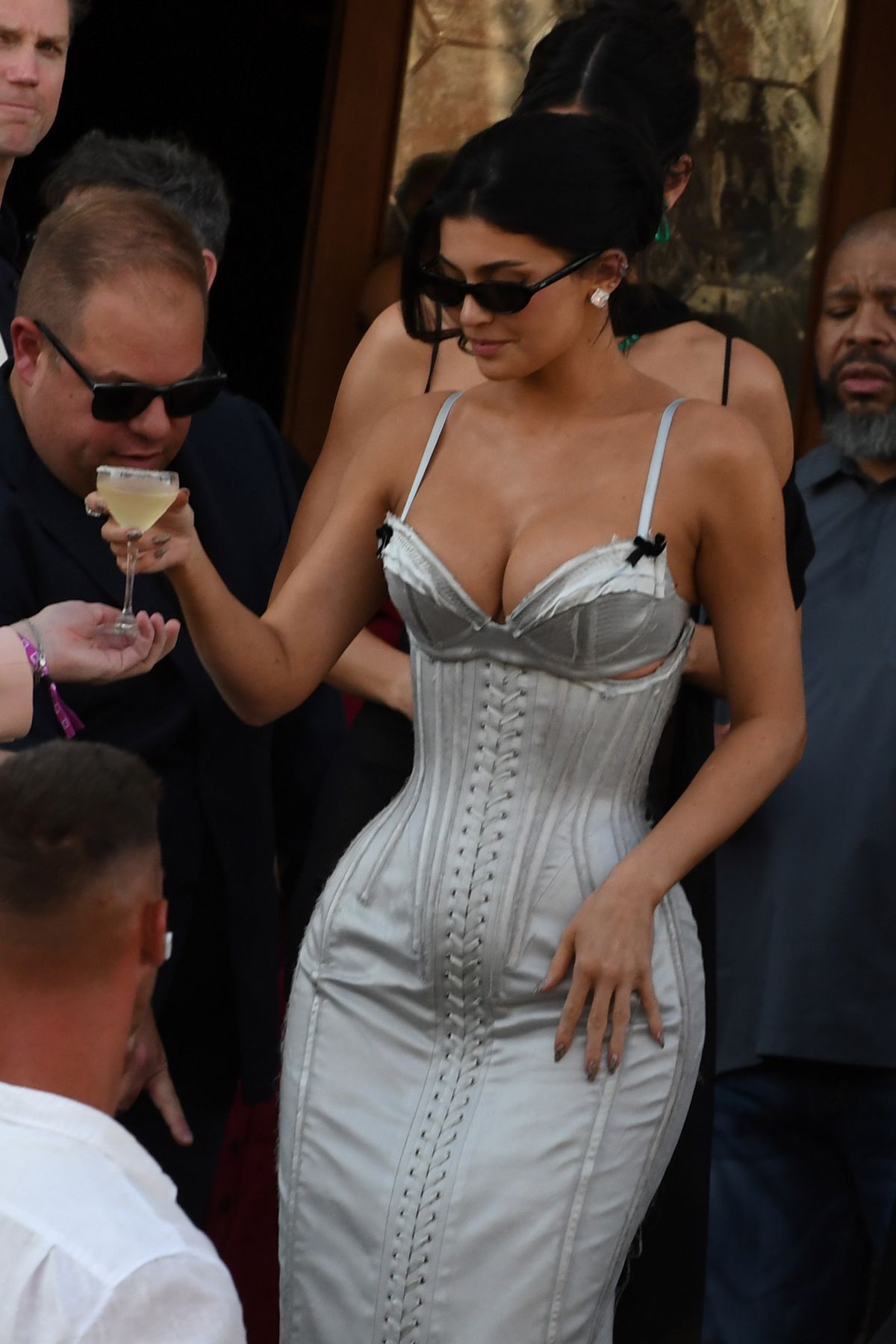 Foto com cor. Kylie Jenner comparece ao casamento de Jeff Bezos em Veneza, na Itália - Metrópoles