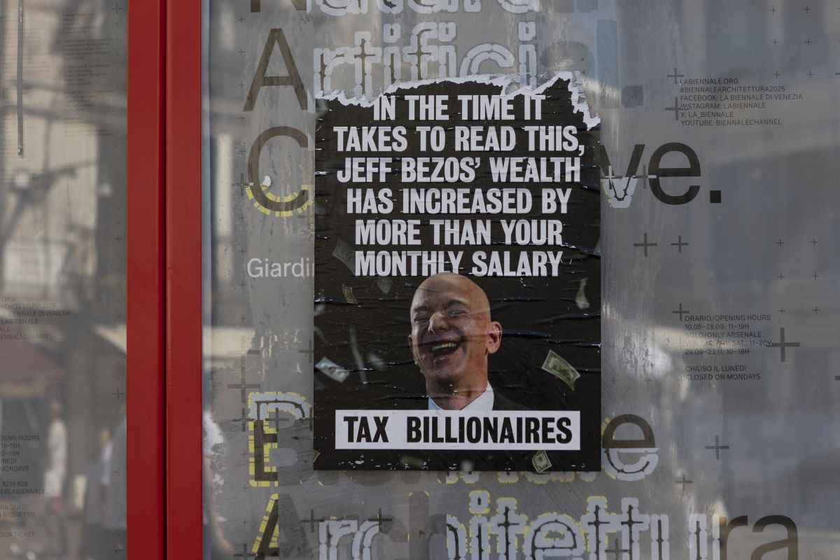 Foto com cor. Protestos anti-Bezos em Veneza, na Itália - Metrópoles