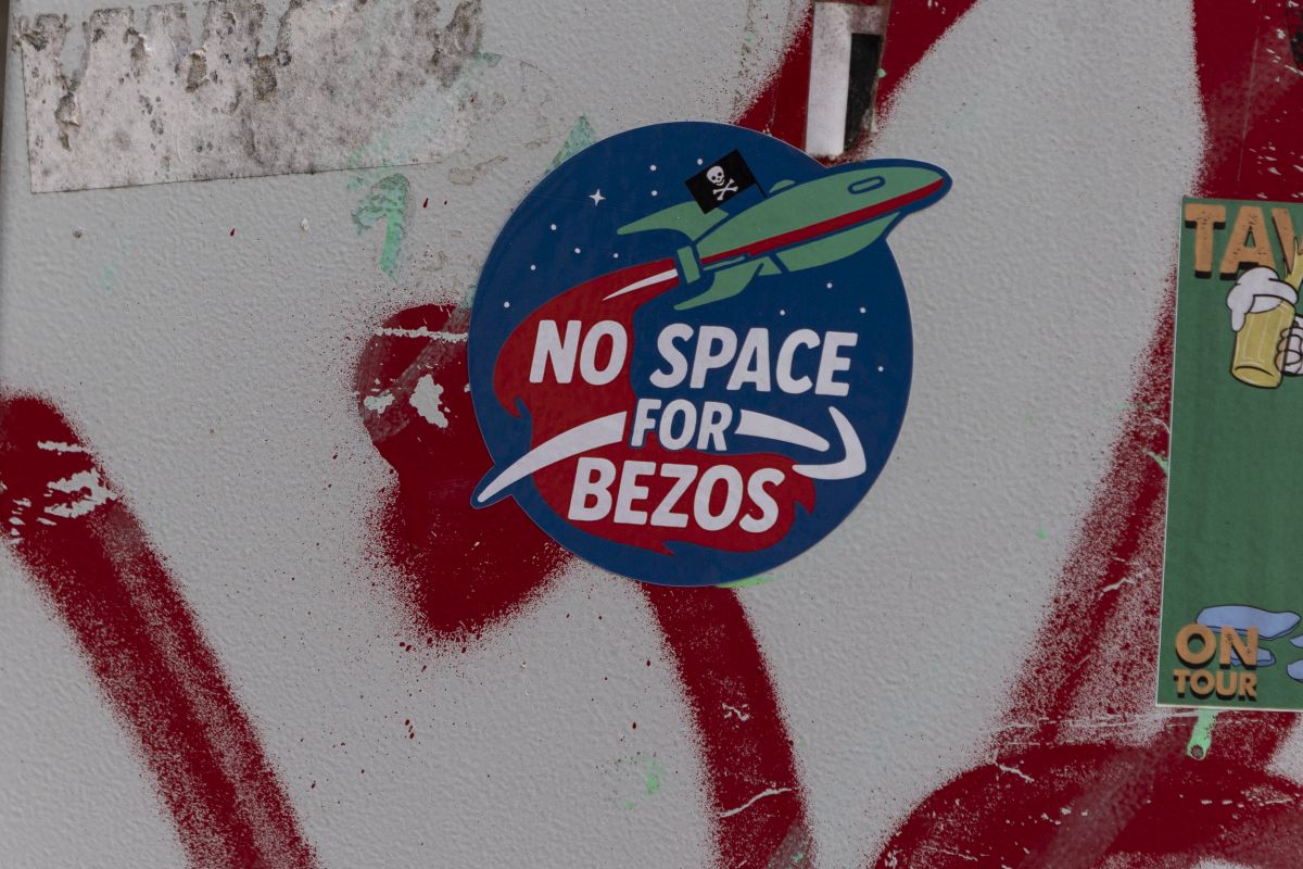 Foto com cor. Protestos anti-Bezos em Veneza, na Itália - Metrópoles