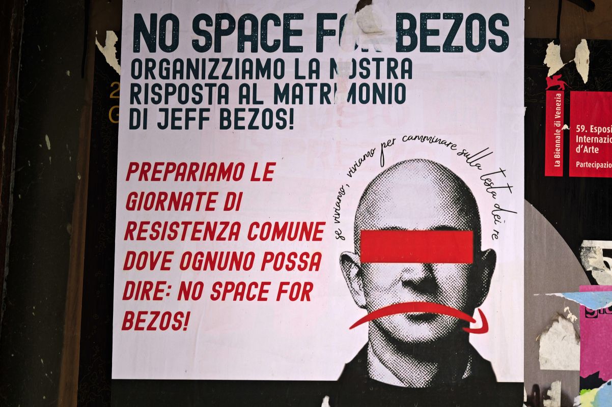 Foto com cor. Protestos anti-Bezos em Veneza, na Itália - Metrópoles