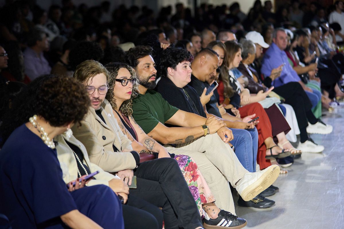 Foto com cor. Convidados no desfile de moda Ciclo do Efêmero no IESB - Metrópoles