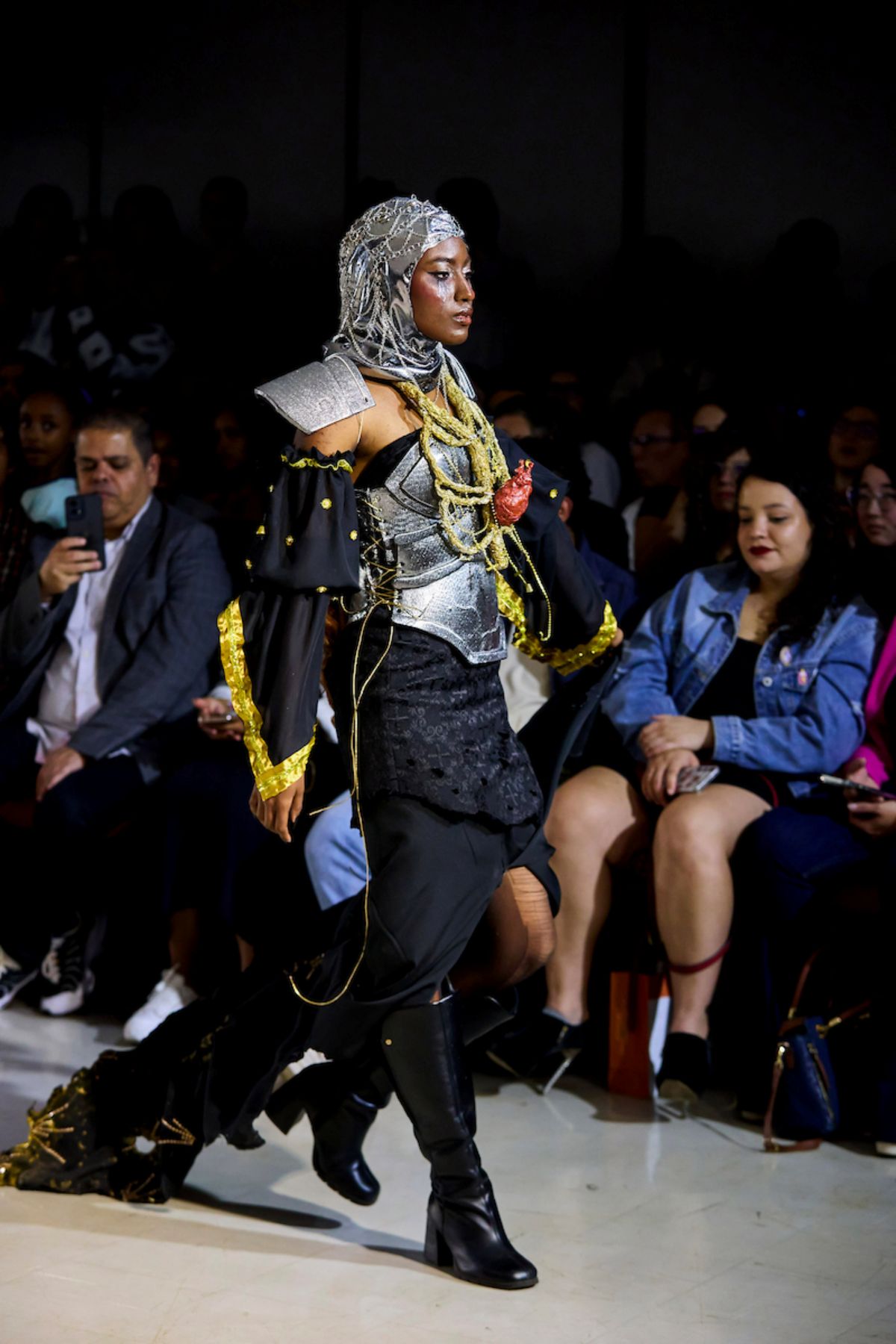 Foto com cor. Desfile de moda Ciclo do Efêmero no IESB - Metrópoles