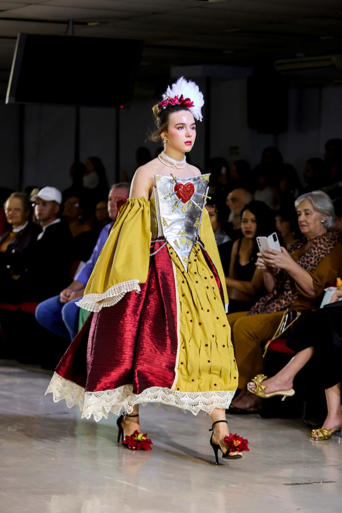 Foto com cor. Desfile de moda Ciclo do Efêmero no IESB - Metrópoles