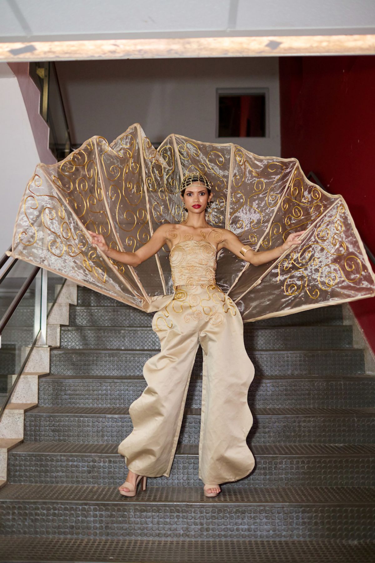 Foto com cor. Desfile de moda Ciclo do Efêmero no IESB - Metrópoles
