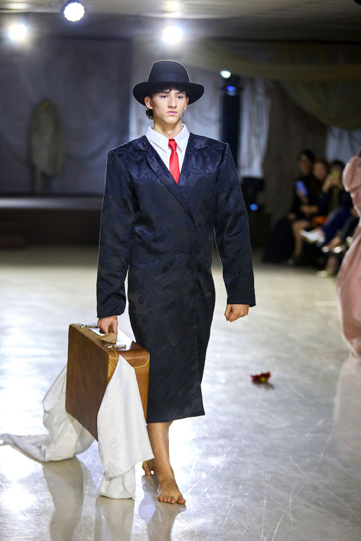 Foto com cor. Desfile de moda Ciclo do Efêmero no IESB - Metrópoles