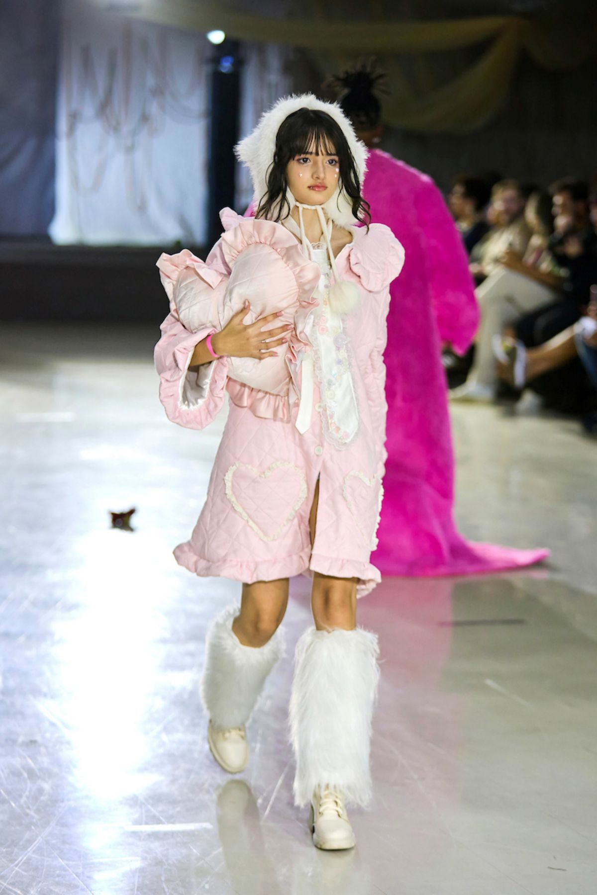 Foto com cor. Desfile de moda Ciclo do Efêmero no IESB - Metrópoles