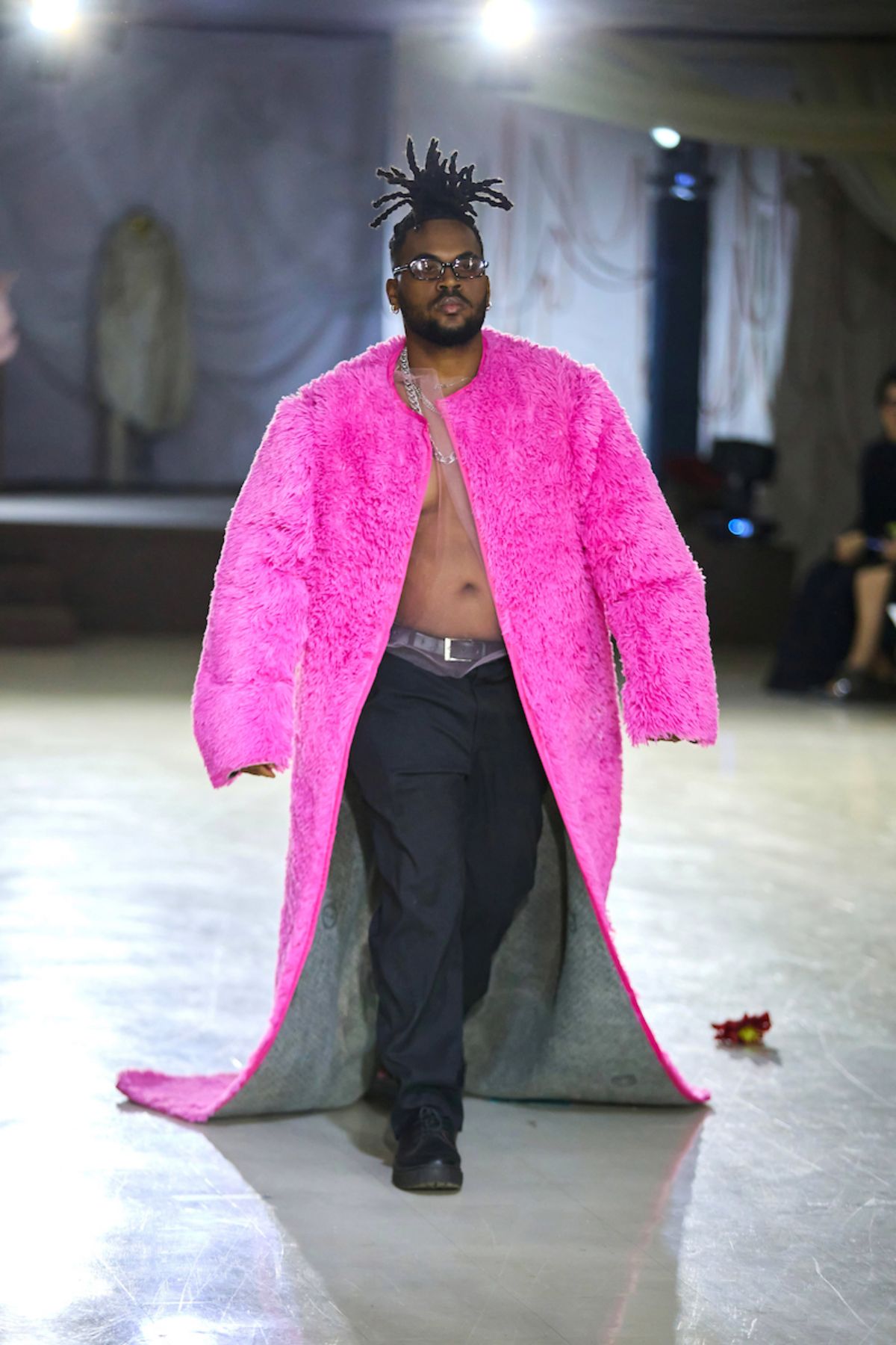 Foto com cor. Desfile de moda Ciclo do Efêmero no IESB - Metrópoles