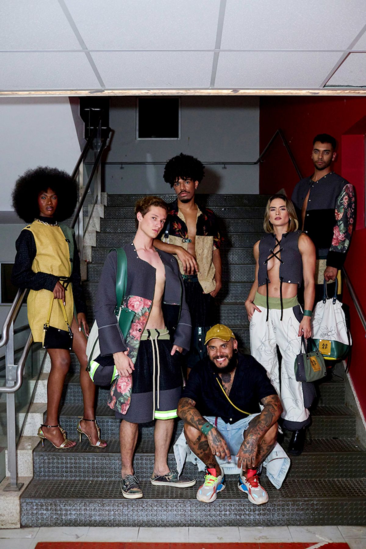 Foto com cor. Desfile de moda Ciclo do Efêmero no IESB - Metrópoles
