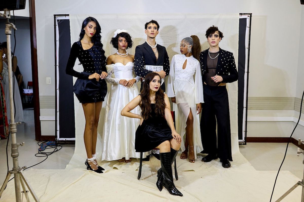 Foto com cor. Desfile de moda Ciclo do Efêmero no IESB - Metrópoles