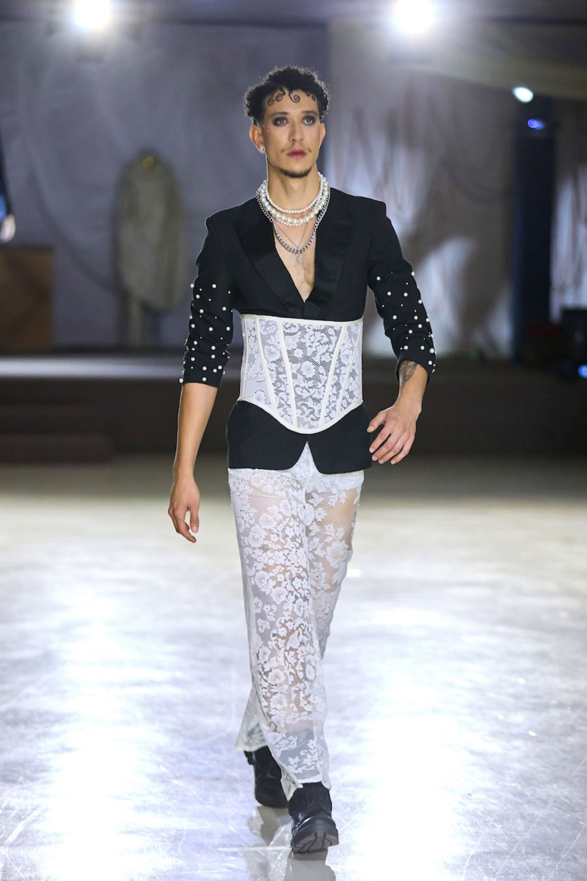 Foto com cor. Desfile de moda Ciclo do Efêmero no IESB - Metrópoles