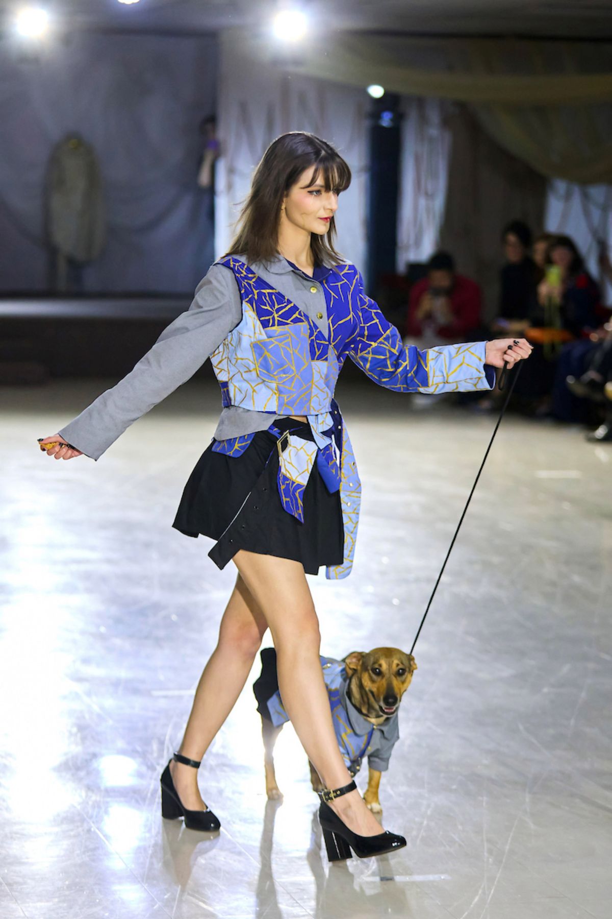 Foto com cor. Desfile de moda Ciclo do Efêmero no IESB - Metrópoles