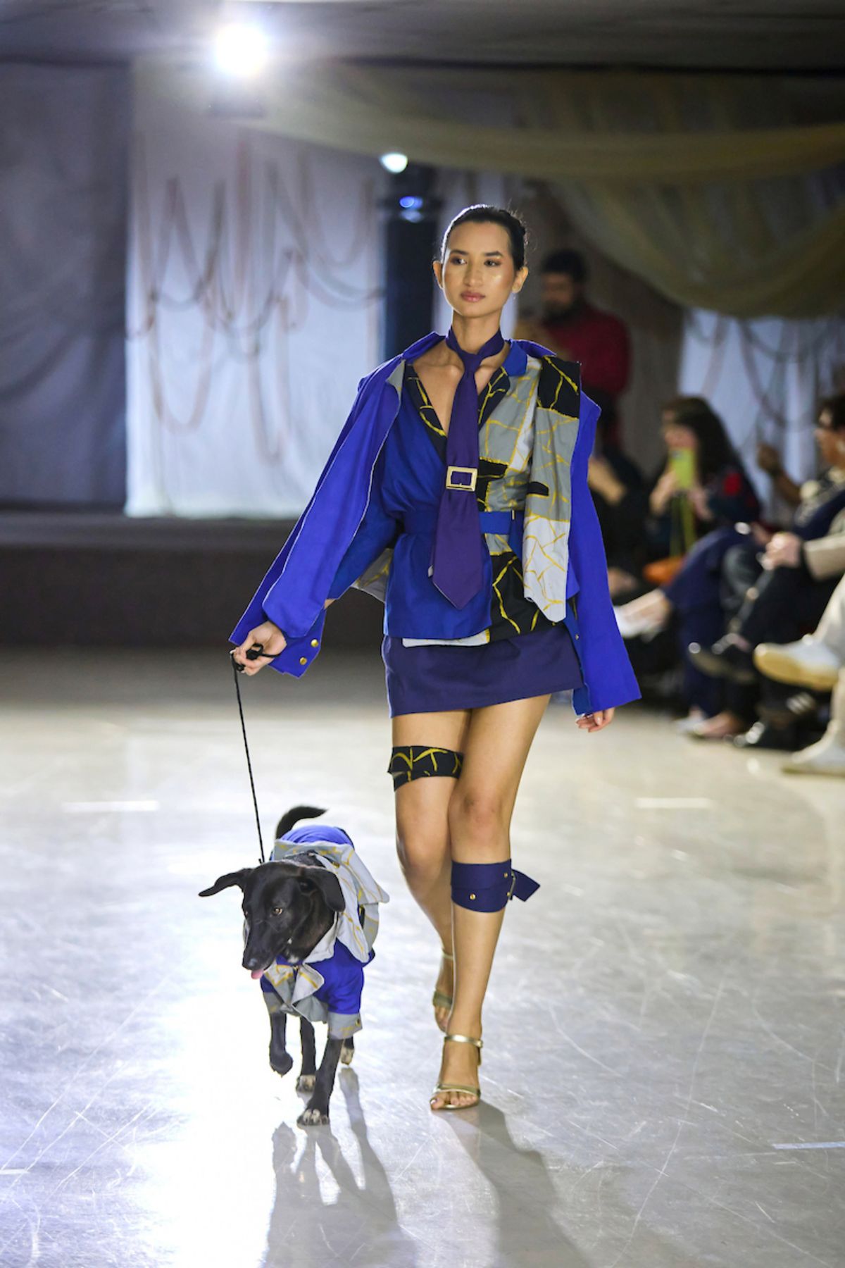 Foto com cor. Desfile de moda Ciclo do Efêmero no IESB - Metrópoles