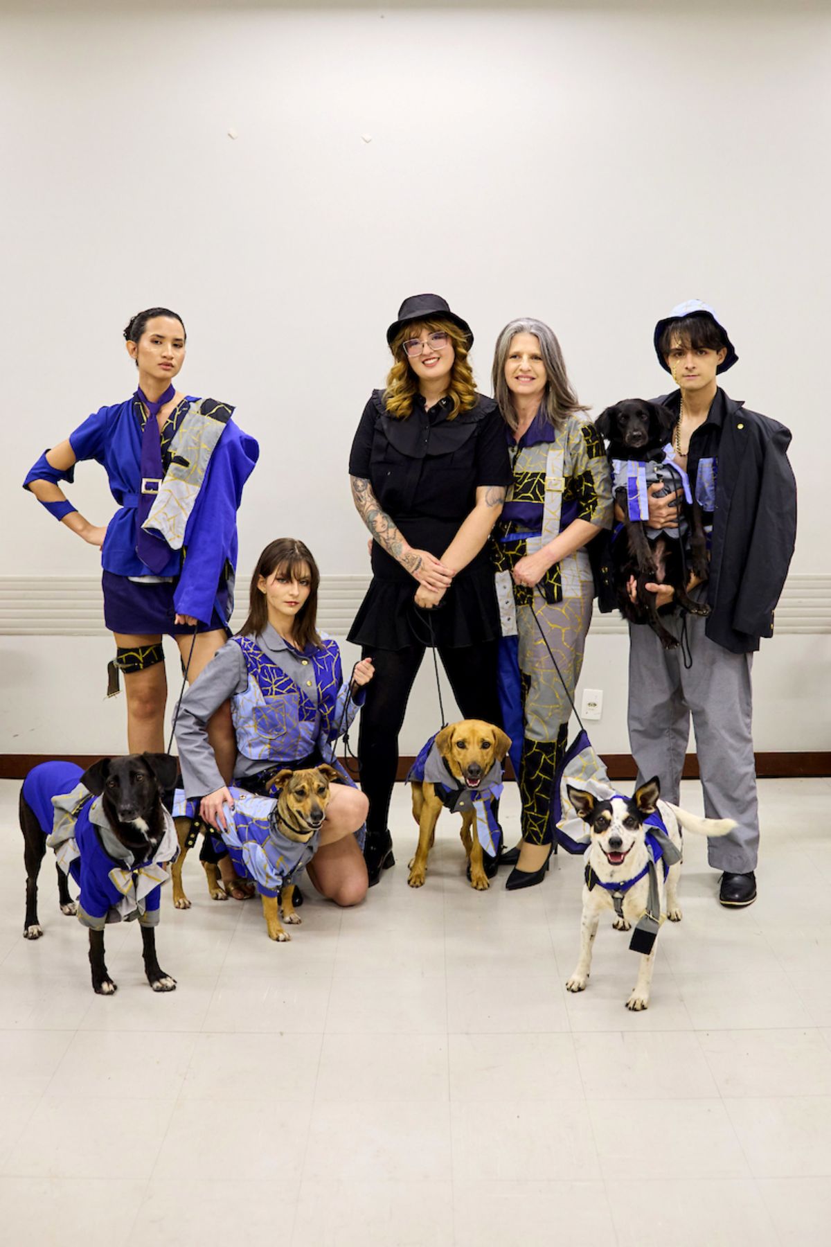 Foto com cor. Desfile de moda Ciclo do Efêmero no IESB - Metrópoles