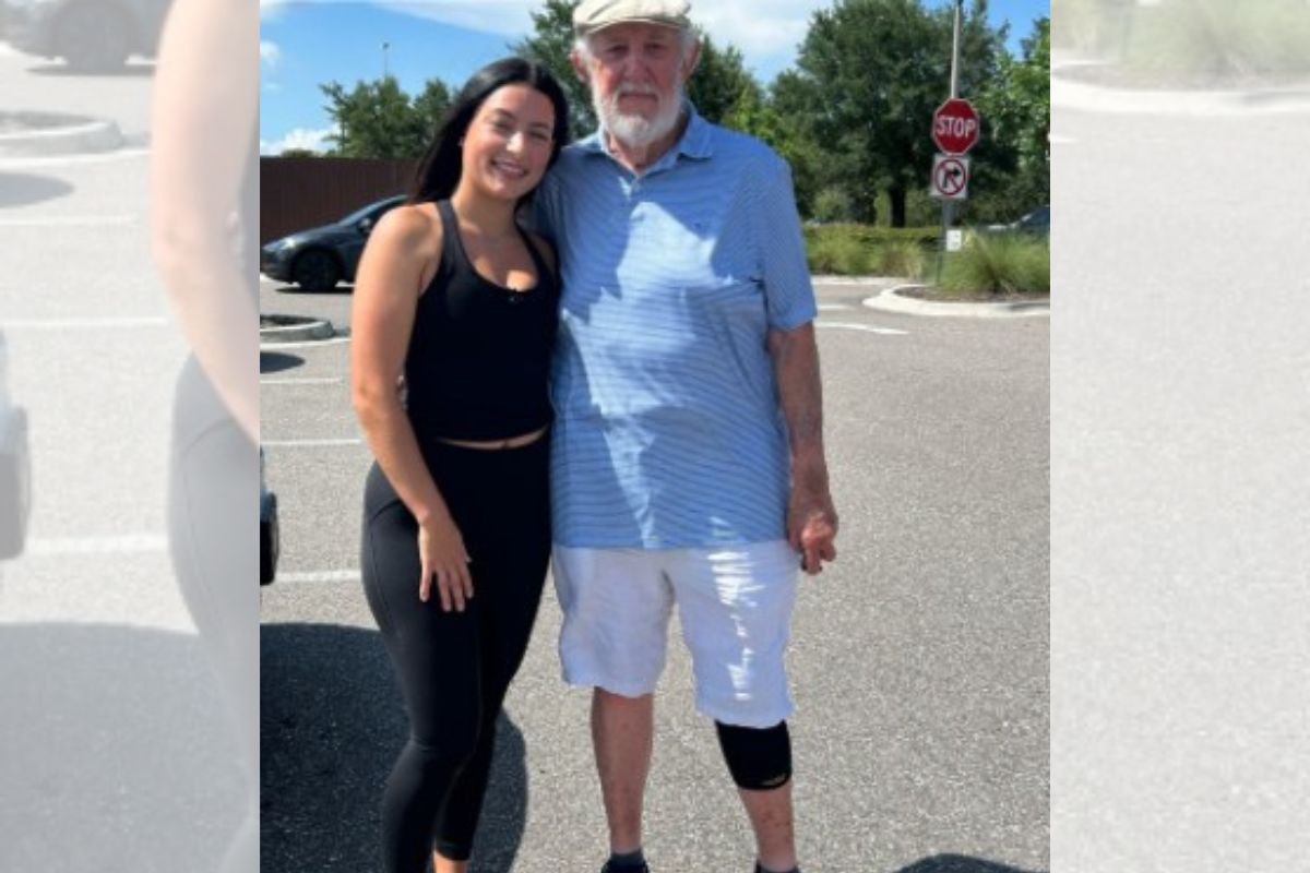 foto colorida de reencontro entre cliente e entregado idoso