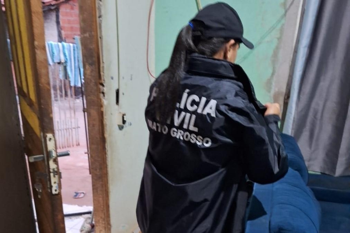 Mãe é presa após jogar água quente no filho de 10 anos