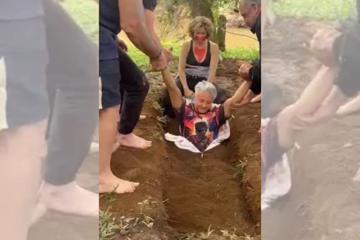 foto colorido de homem sendo enterrado vivo em ritual 