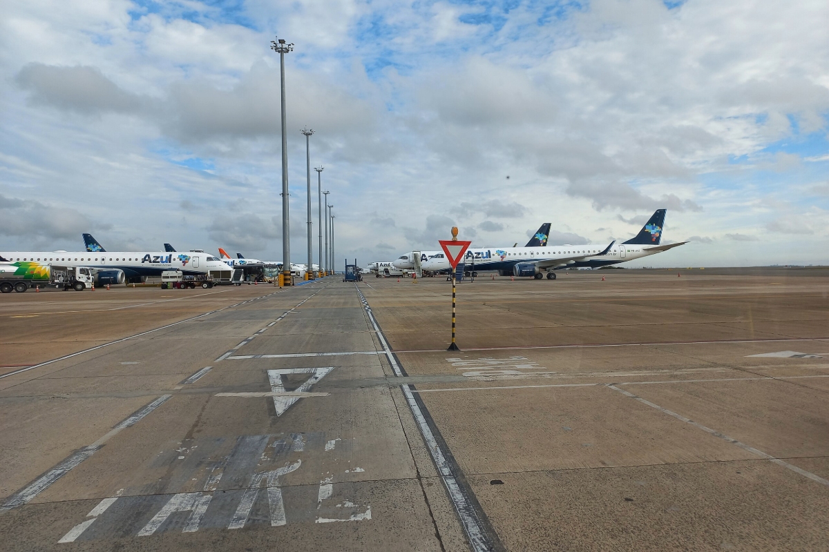 Controladores de voo ameaçam paralisar decolagens; veja as datas