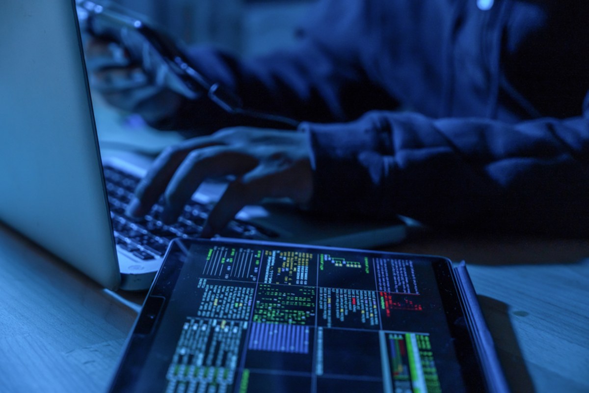 Imagem de hacker em ação - Metrópoles