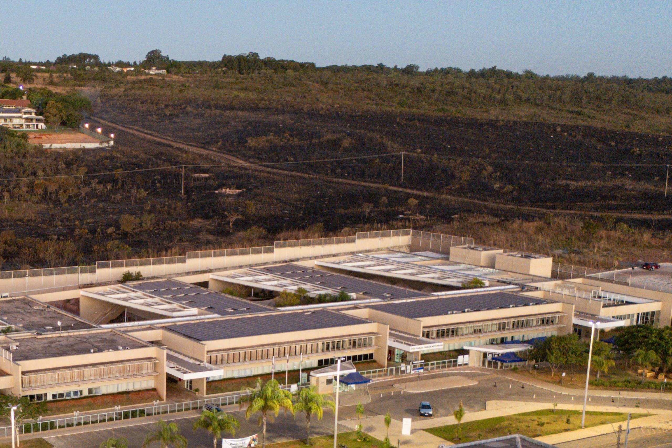 Incêndio assusta moradores e escola precisa ser evacuada no Lago Sul