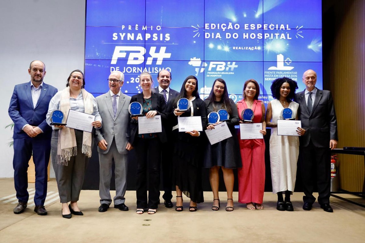 Foto de jornalistas com prêmios em mãos com autoridades ao lado - Metrópoles
