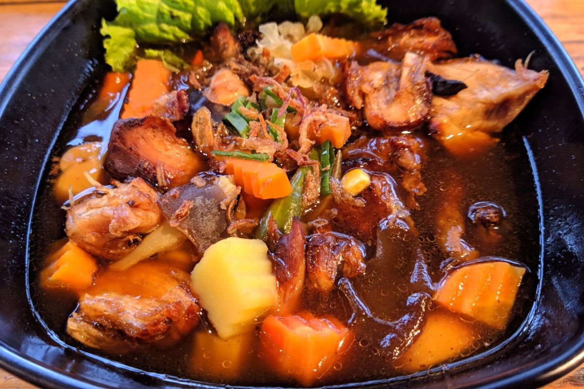 foto colorida de cozidão de carne de porco