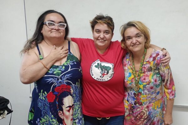 Foto colorida de Maria Ercilia Mendonça Maia, de 41 anos (esq.), a lado das irmãs
