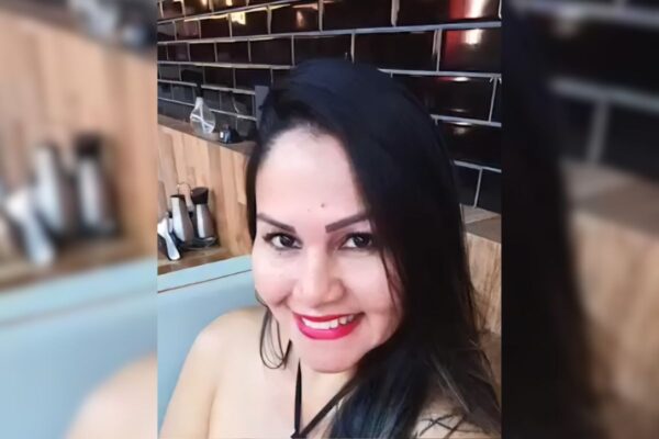 Imagens coloridas mostram mulher branca, cabelos longos, lisos e pretos, sorrindo