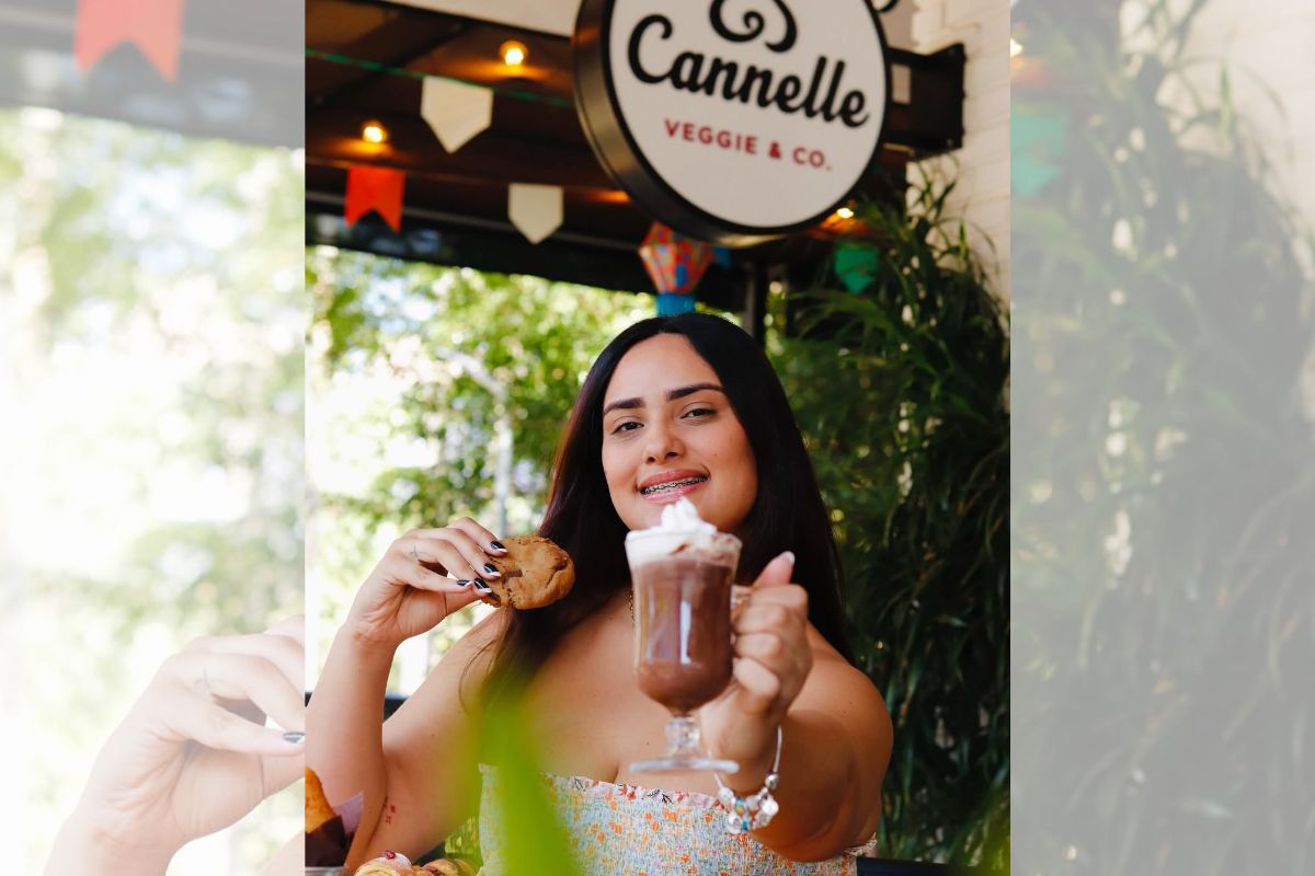 imagem colorida de mulher segurando chocolate quente