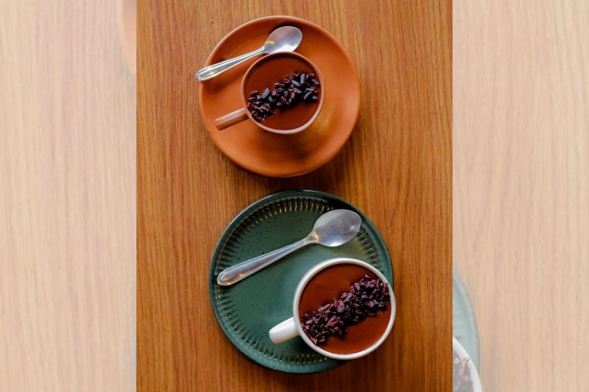 foto colorida de duas xicaras com chocolate quente 