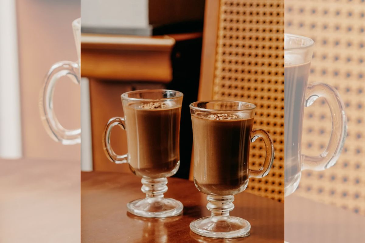 imagem colorida de dois copos de chocolate quente