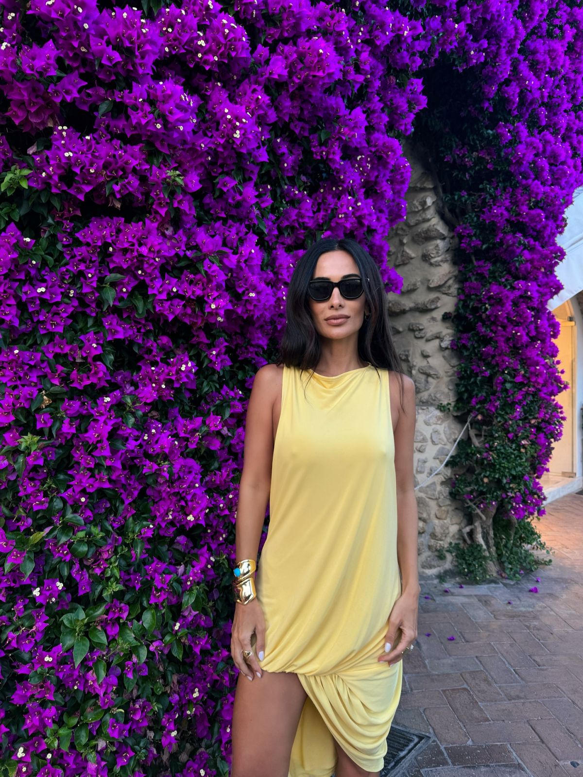 Foto com cor. Influenciadora Silvia Braz com vestido amarelo manteiga - Metrópoles