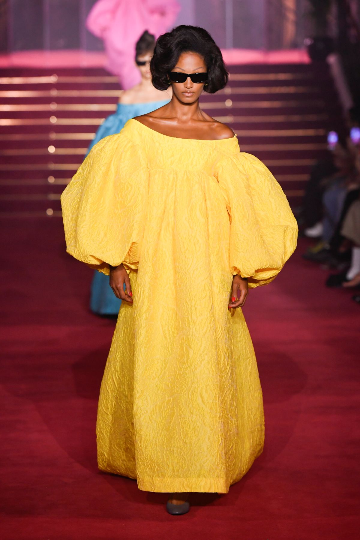 Foto com cor. Vestido amarelo com mangas bufantes de Willy Chavarria - Metrópoles