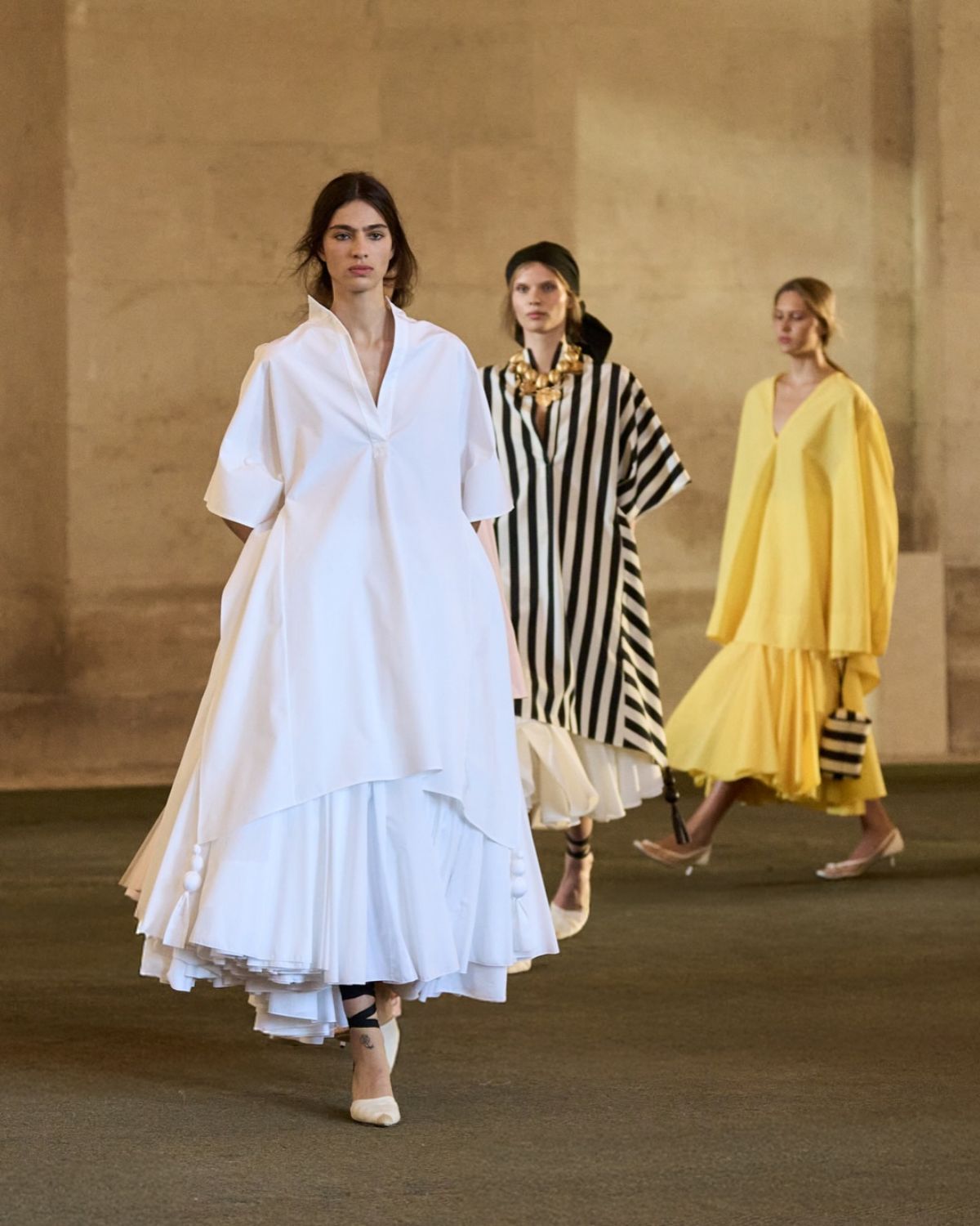 Foto com cor. Desfile Jacquemus 2026 - Metrópoles