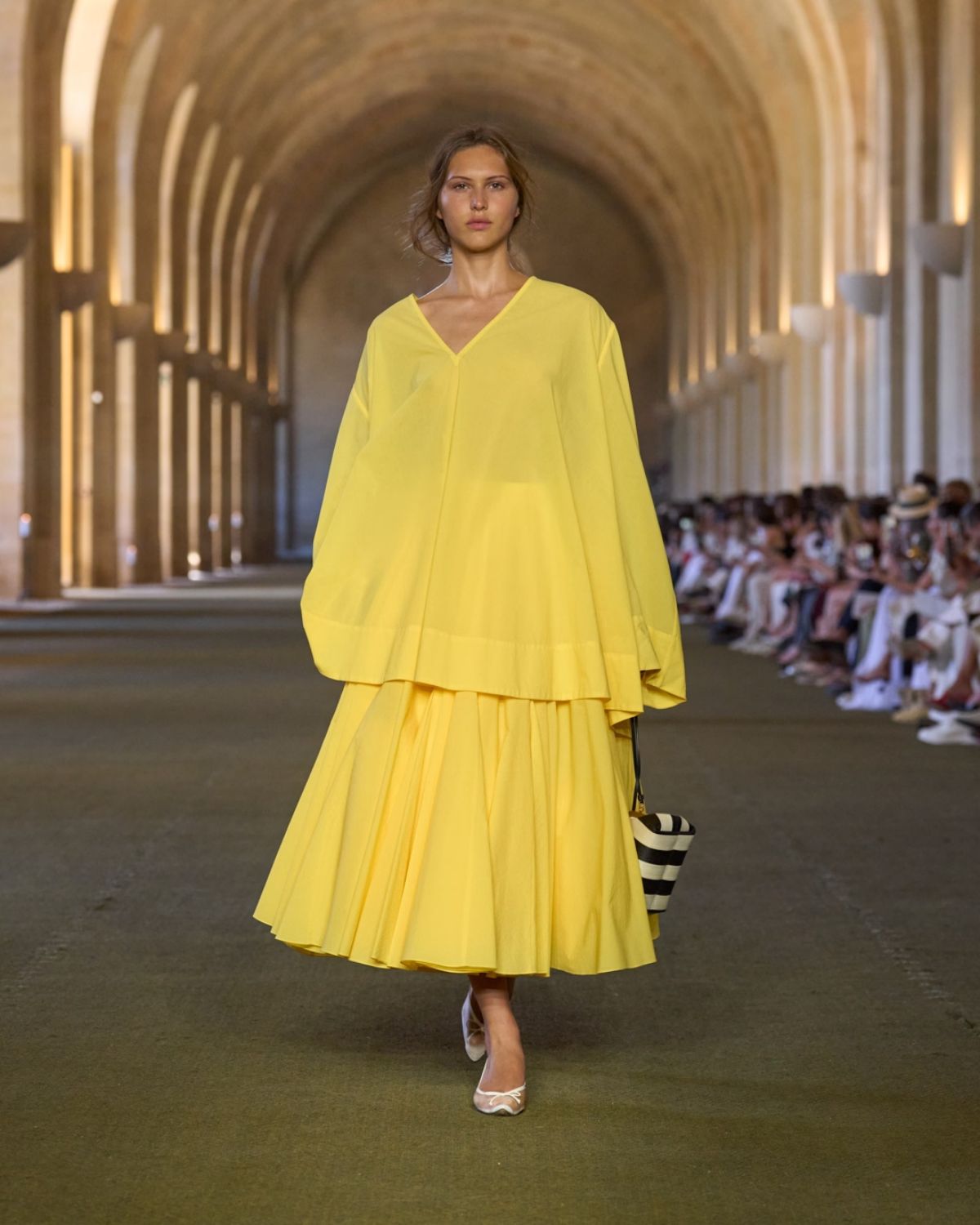 Foto com cor. Desfile Jacquemus 2026 - Metrópoles
