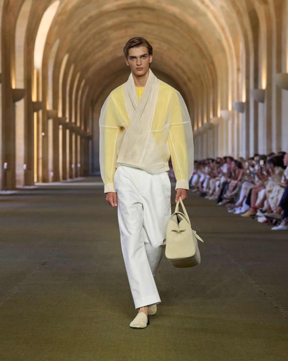 Foto com cor. Desfile Jacquemus 2026 - Metrópoles