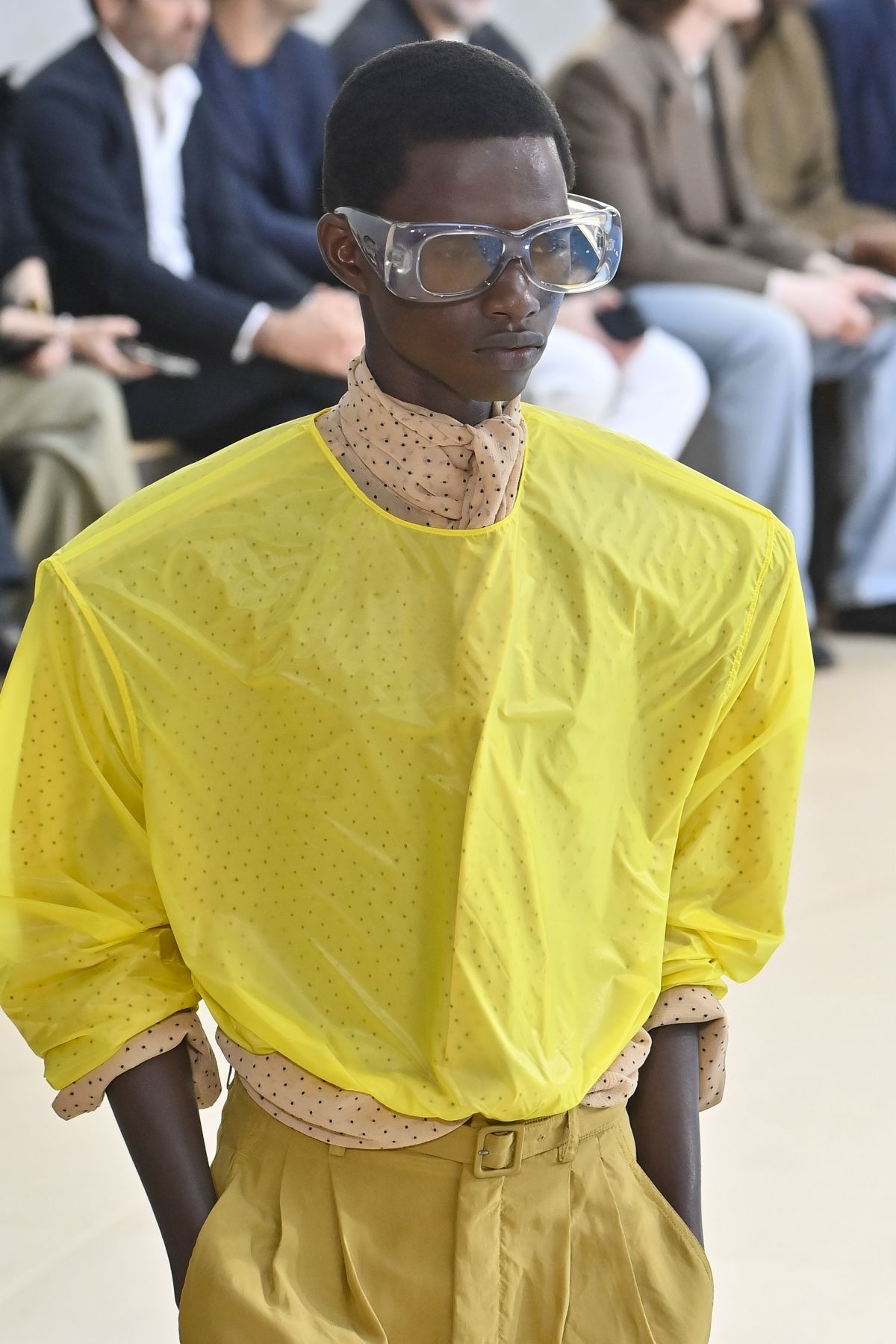 Foto com cor. Desfile da marca Saint Laurent na Semana de Moda de Paris - Metrópoles