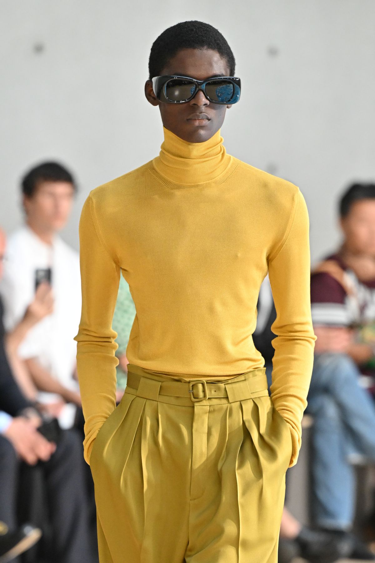 Foto com cor. Desfile da marca Saint Laurent na Semana de Moda de Paris - Metrópoles