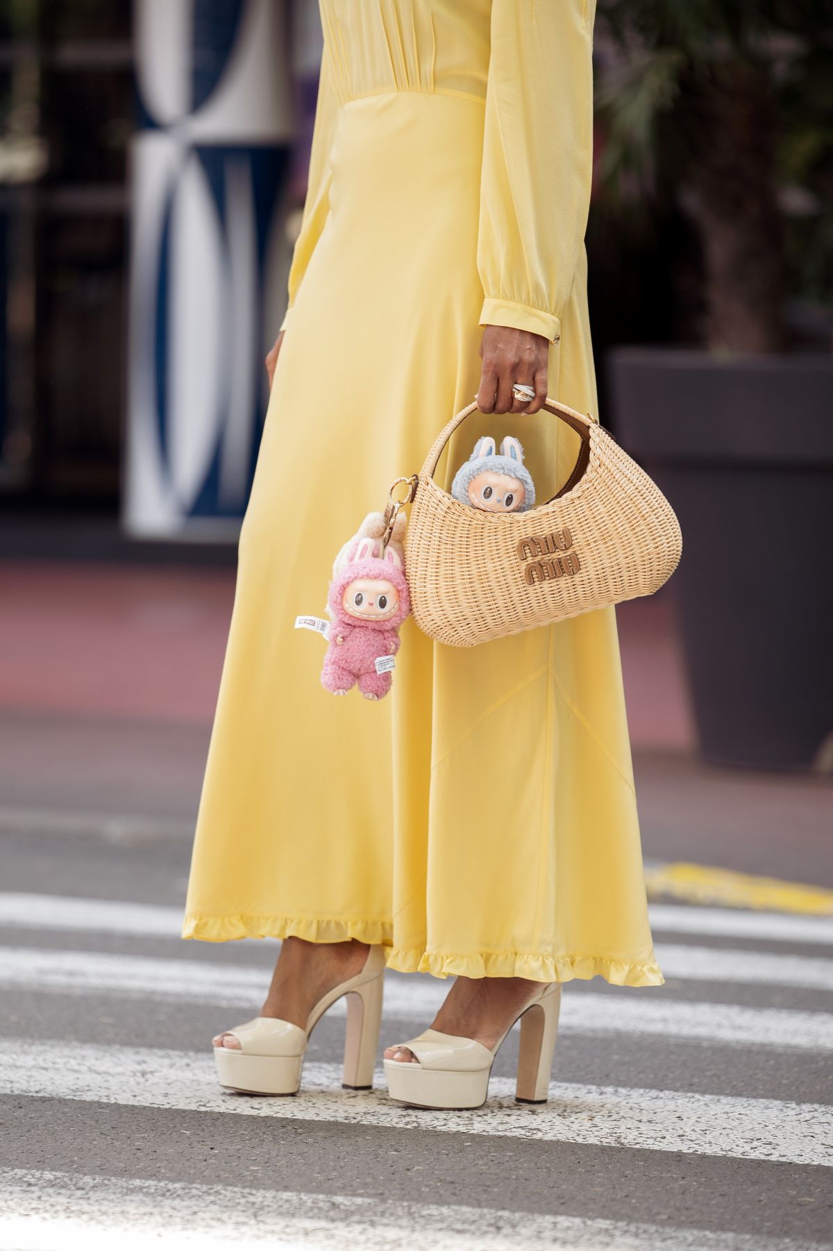 Foto com cor. Amarelo manteiga no street style - Metrópoles