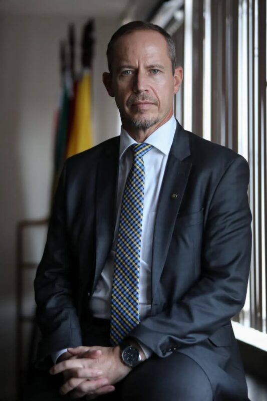homem branco serio 