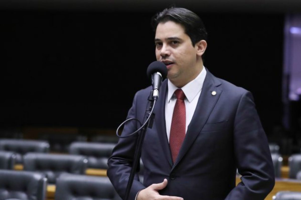 Foto colorida de deputado Júnior Mano - Metrópoles