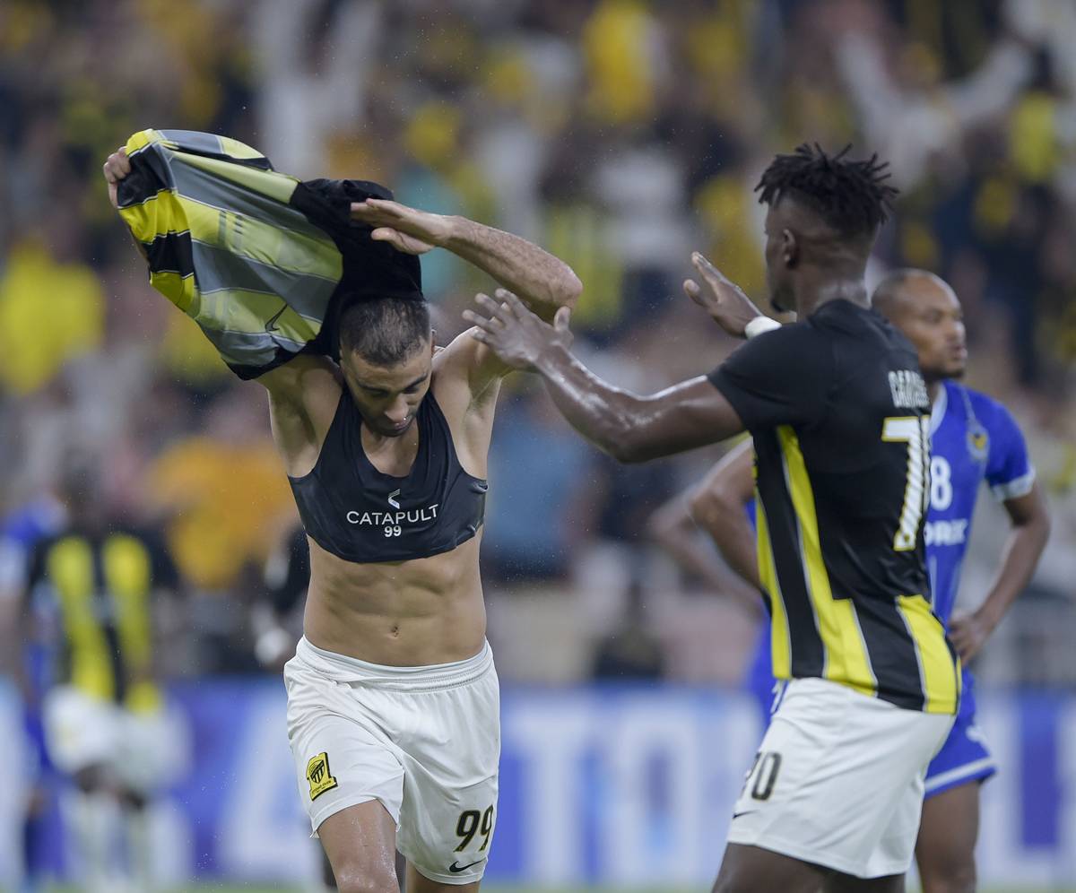 Jogador Abderrazak Hamdallah com top sob a camisa do time - Metrópoles