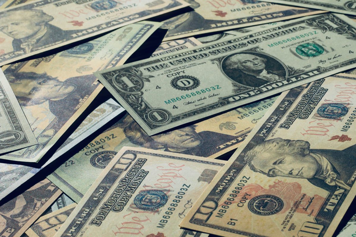 Dólar recua com falas de Haddad e à espera de acordo sobre tarifaço