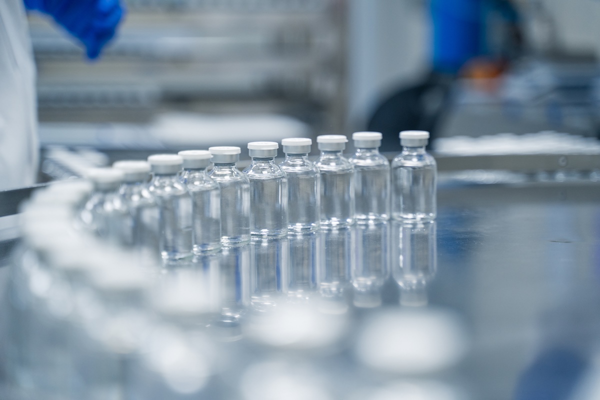 Garrafas em uma esteira transportadora em uma fábrica de fabricação de garrafas farmacêuticas. Metrópoles