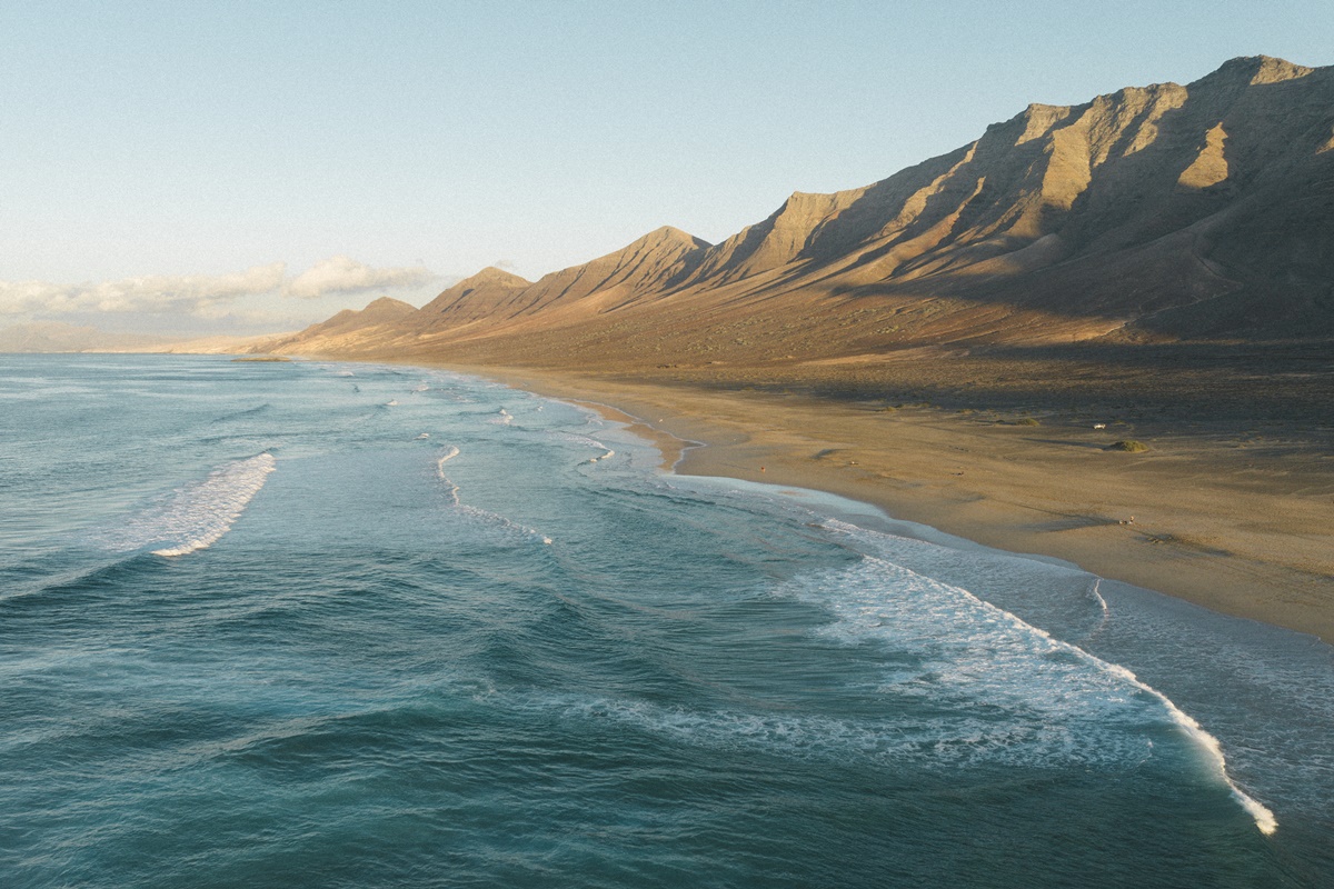 Imagem colorida de praia com água azul - Metrópoles
