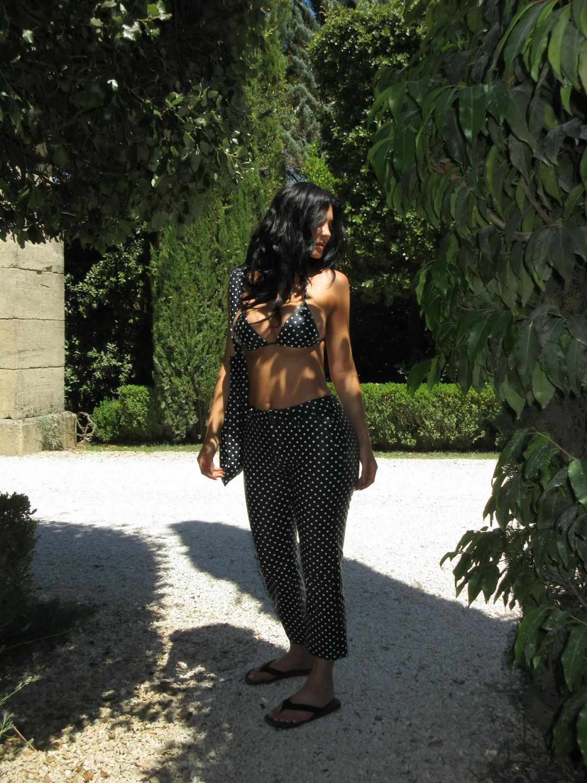 Foto com cor. Kylie Jenner com look de estampa poá - Metrópoles